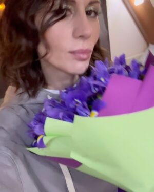 Sabina Akhmedova Instagram - Мы закончили снимать наш проект «Мэтч», в котором было очень много любви, прежде всего благодарю нашему прекрасному режиссеру @chaochizh ❤️‍🔥 Отдельный поклон департаментам по гриму и костюму, которые делали невозможное и создавали абсолютное волшебство. Пусть у нас всё сложится и эта любовь передастся через экран.🙌
Foto by @sophia.arzhanykh 
За украшения спасибо @jewel4you