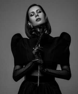 Sabina Akhmedova Instagram - Для журнала @the_voice_mag к выходу 3 сезона сериала «Триггер» на @kinopoisk 
Интервью в шапке профиля 🖤

Команда 
Photographer: @novflash 
Fashion stylist: @elinaa_elle 
HMUA style: @alexeygorbatyuk 
Video: @iammeellz
Dress: @elme_store
Jewellery: @vintagedream_ru
