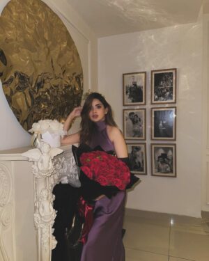 Saboor Aly Instagram - Will you be my valentine? That was a rhetorical question, you have no choice - we’re married. 🧟‍♀️

Xoxo 💋 
@aliansari_a2