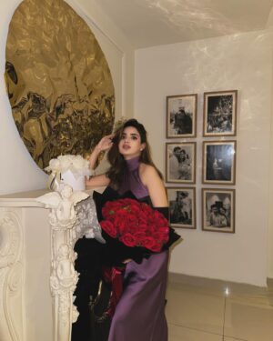 Saboor Aly Instagram - Will you be my valentine? That was a rhetorical question, you have no choice - we’re married. 🧟‍♀️

Xoxo 💋 
@aliansari_a2