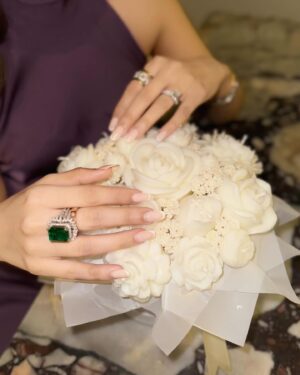 Saboor Aly Instagram - Will you be my valentine? That was a rhetorical question, you have no choice - we’re married. 🧟‍♀️

Xoxo 💋 
@aliansari_a2