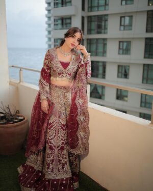 Saboor Aly Instagram - Loving this festive outfit by @maryamhussain_official . So regal and so stunning! They are Prebooking today so get yours right now! 💖

Marwa by Maryam Hussain
4 Piece Unstitched Collection
www.maryamhussain.pk

#MarwaByMaryamHussain #Marwa #MaryamHussain #Meer