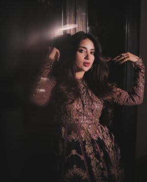 Saboor Aly Instagram - Aik Umar kaati dou alfaaz maen 
Aik Aas maen, Aik Kaash maen 🖤
.
.
.
.
@hussainrehar.official 🪔