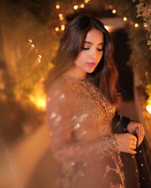 Saboor Aly Instagram - Let’s flip to traditional 🪔
.
.
.
@hussainrehar.official 🖤