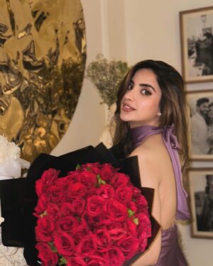 Saboor Aly Instagram - Will you be my valentine? That was a rhetorical question, you have no choice - we’re married. 🧟‍♀️

Xoxo 💋 
@aliansari_a2