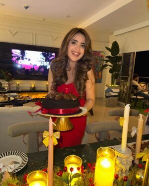 Saboor Aly Instagram - 🎄🎁🎂🍫
.
.
.

@samankafridi 👭🏼