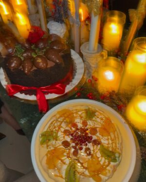 Saboor Aly Instagram - 🎄🎁🎂🍫
.
.
.

@samankafridi 👭🏼