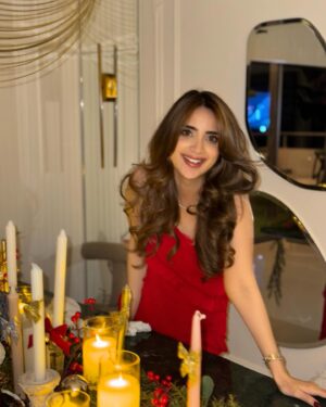 Saboor Aly Instagram - 🎄🎁🎂🍫
.
.
.

@samankafridi 👭🏼
