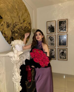 Saboor Aly Instagram - Will you be my valentine? That was a rhetorical question, you have no choice - we’re married. 🧟‍♀️

Xoxo 💋 
@aliansari_a2