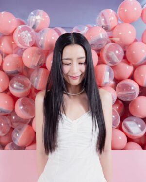 Sabrina Cheung Instagram - Lip balm that feels like candies ? 🍭 🍬 
Love my new customised Dior Addict Lip Glow for a fuller, visibly plumper and smoother looking lips for 48 hours 💋 

From cool pinks to vibrant raspberries to radiant nudes, I’m obsessed with this latest Dior Addict collection with 20 ph-activated colors happens to be both warm and cool tones. 

my 💄: 078 Icy Blue
@DiorBeauty #DiorAddict #DiorMakeup #DiorBeautyLovers