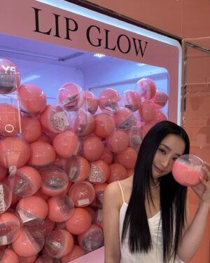 Sabrina Cheung Instagram - Lip balm that feels like candies ? 🍭 🍬 
Love my new customised Dior Addict Lip Glow for a fuller, visibly plumper and smoother looking lips for 48 hours 💋 

From cool pinks to vibrant raspberries to radiant nudes, I’m obsessed with this latest Dior Addict collection with 20 ph-activated colors happens to be both warm and cool tones. 

my 💄: 078 Icy Blue
@DiorBeauty #DiorAddict #DiorMakeup #DiorBeautyLovers