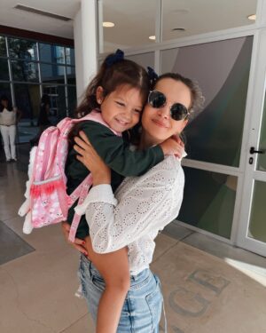 Sabrina Garciarena Instagram - Feliz comienzo mi amor ! K5
Que grande estás y que feliz me hace verte tan contenta ! 
Primer dia del último año de Jardín 💕🧸

Te amo ❤️‍🔥