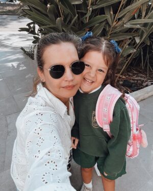 Sabrina Garciarena Instagram - Feliz comienzo mi amor ! K5
Que grande estás y que feliz me hace verte tan contenta ! 
Primer dia del último año de Jardín 💕🧸

Te amo ❤️‍🔥