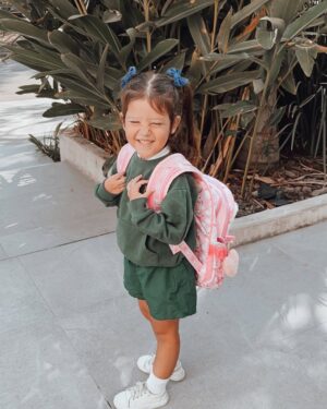 Sabrina Garciarena Instagram - Feliz comienzo mi amor ! K5
Que grande estás y que feliz me hace verte tan contenta ! 
Primer dia del último año de Jardín 💕🧸

Te amo ❤️‍🔥