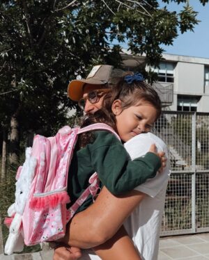 Sabrina Garciarena Instagram - Feliz comienzo mi amor ! K5
Que grande estás y que feliz me hace verte tan contenta ! 
Primer dia del último año de Jardín 💕🧸

Te amo ❤️‍🔥