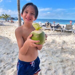Sabrina Seara Instagram - 🌴✨ Llenándonos de la buena energía del mar en este paraíso.  El 2025 un año de mucha magia 💙 gracias @intercontinentalcancunresort un  lugar que ya se ha convertido en nuestro favorito en Cancún. 🥳 #Cancún #HotelPresidentecancun #EnergíaPositiva