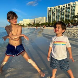 Sabrina Seara Instagram - 🌴✨ Llenándonos de la buena energía del mar en este paraíso.  El 2025 un año de mucha magia 💙 gracias @intercontinentalcancunresort un  lugar que ya se ha convertido en nuestro favorito en Cancún. 🥳 #Cancún #HotelPresidentecancun #EnergíaPositiva