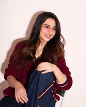 Sadia Khateeb Instagram - Not letting the winters go 🐞💅🏻

@sjframes @stylingbyvictor @sohail__mughal___ @melwanishweta @yashdeeps7 @contraststudiosmumbai