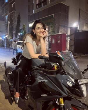 Sadia Khateeb Instagram - Welcoming 2025 be like 👽🖤