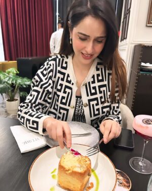 Sadia Khateeb Instagram - Never said NO to fun and food 🤍🤎❤️🖤