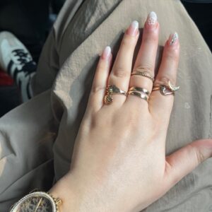 Sadia Khateeb Instagram - Mirror braids and nails , lately my tales 🤎