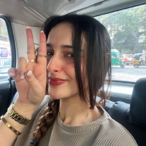 Sadia Khateeb Instagram - Mirror braids and nails , lately my tales 🤎