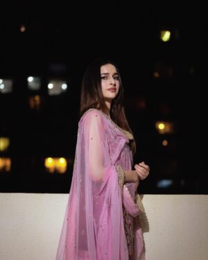 Sadia Khateeb Instagram - Gulabi shaamein 🌸 aur din bhi gulabi ❤️ 

Wearing @bhumikagrover styled by @stylingbyvictor @sohail__mughal___ @styleby_antara 
Hmu by @makeupby_irfan 
Shot by @chitrdev.in 

#diwalifeels