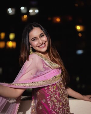 Sadia Khateeb Instagram - Gulabi shaamein 🌸 aur din bhi gulabi ❤️ 

Wearing @bhumikagrover styled by @stylingbyvictor @sohail__mughal___ @styleby_antara 
Hmu by @makeupby_irfan 
Shot by @chitrdev.in 

#diwalifeels