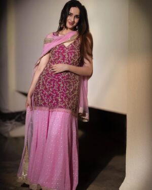 Sadia Khateeb Instagram - Gulabi shaamein 🌸 aur din bhi gulabi ❤️ 

Wearing @bhumikagrover styled by @stylingbyvictor @sohail__mughal___ @styleby_antara 
Hmu by @makeupby_irfan 
Shot by @chitrdev.in 

#diwalifeels