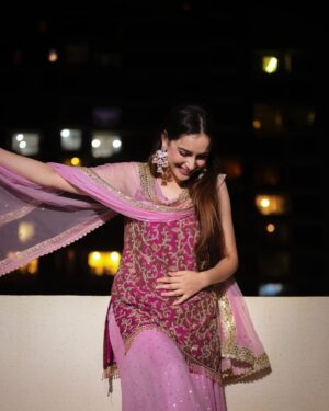 Sadia Khateeb Instagram - Gulabi shaamein 🌸 aur din bhi gulabi ❤️ 

Wearing @bhumikagrover styled by @stylingbyvictor @sohail__mughal___ @styleby_antara 
Hmu by @makeupby_irfan 
Shot by @chitrdev.in 

#diwalifeels