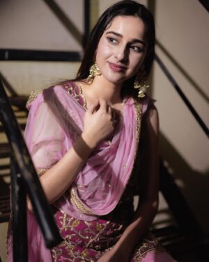 Sadia Khateeb Instagram - Gulabi shaamein 🌸 aur din bhi gulabi ❤️ 

Wearing @bhumikagrover styled by @stylingbyvictor @sohail__mughal___ @styleby_antara 
Hmu by @makeupby_irfan 
Shot by @chitrdev.in 

#diwalifeels