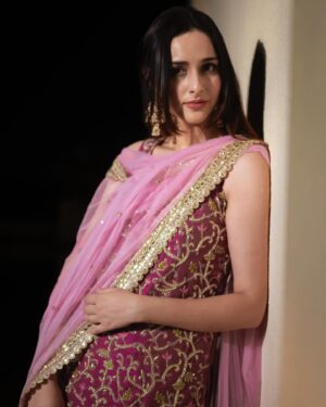Sadia Khateeb Instagram - Gulabi shaamein 🌸 aur din bhi gulabi ❤️ 

Wearing @bhumikagrover styled by @stylingbyvictor @sohail__mughal___ @styleby_antara 
Hmu by @makeupby_irfan 
Shot by @chitrdev.in 

#diwalifeels