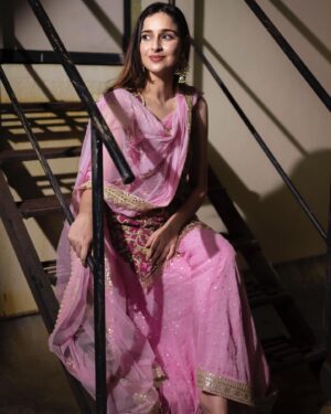 Sadia Khateeb Instagram - Gulabi shaamein 🌸 aur din bhi gulabi ❤️ 

Wearing @bhumikagrover styled by @stylingbyvictor @sohail__mughal___ @styleby_antara 
Hmu by @makeupby_irfan 
Shot by @chitrdev.in 

#diwalifeels
