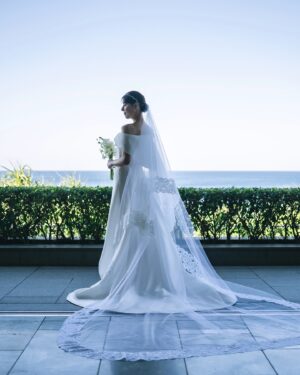 Saeko Kamimura Instagram - .
昨年の12月、沖縄で家族だけの結婚式を挙げました。
当初は白無垢の写真撮影のみの予定でしたが、これまで育ててくれた親への感謝を形にしたいと思い、家族旅行を兼ねた少人数の式を開くことにしました。

先日千葉の実家に帰ったとき、滅多にこのようなことは言わない父が『沖縄、楽しかったなぁ…』と呟いていたのが嬉しかったので、意を決してこの投稿を書いています。

家族だけの結婚式には参加したことがなかったため、盛り上がるか少し不安もありました。しかし、弟や妹（時々姪も！）が司会を手伝ってくれたおかげで、笑顔と涙に包まれる温かな時間に。
アシンメトリーなデザインのドレスは母と選び、ベールは義母が43年前に使った思い出深いものをお借りしました。

両親の涙や幸せそうな笑顔を見て、これまでの数えきれない経験や挑戦を支えてくれた深い愛情を改めて感じ、式を挙げて本当によかったと心から思います。式場はホテルだったので、これからもお互いの両親や家族とともに訪れ、思い出を積み重ねていけたらと思います。