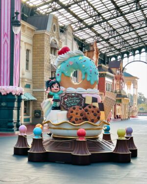 Saeko Kamimura Instagram - .
.
東京ディズニーランドで明日から始まる
スペシャルイベント ディズニー・パルパルーザの第3弾
「ヴァネロペのスウィーツ・ポップ・ワールド」
を取材してきました！
明日の『ひるおび』午前の中継でお伝えします🍭

ちなみに『Nスタ』のすたすた中継も明日は
ディズニーリゾートからクイズなのでお楽しみに✨