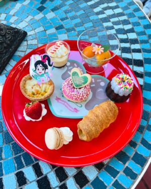 Saeko Kamimura Instagram - .
.
東京ディズニーランドで明日から始まる
スペシャルイベント ディズニー・パルパルーザの第3弾
「ヴァネロペのスウィーツ・ポップ・ワールド」
を取材してきました！
明日の『ひるおび』午前の中継でお伝えします🍭

ちなみに『Nスタ』のすたすた中継も明日は
ディズニーリゾートからクイズなのでお楽しみに✨