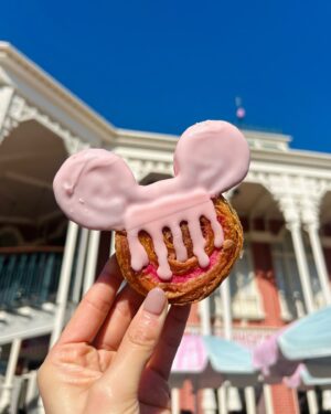 Saeko Kamimura Instagram - .
.
東京ディズニーランドで明日から始まる
スペシャルイベント ディズニー・パルパルーザの第3弾
「ヴァネロペのスウィーツ・ポップ・ワールド」
を取材してきました！
明日の『ひるおび』午前の中継でお伝えします🍭

ちなみに『Nスタ』のすたすた中継も明日は
ディズニーリゾートからクイズなのでお楽しみに✨