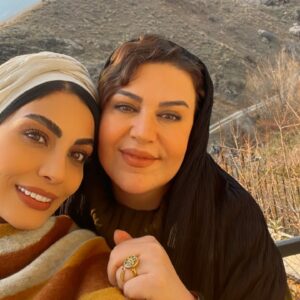 Sahra Asadollahi Instagram - خلاصه اش اینه که تو این شیش سال  رفاقت از جادوگر تا الان هرروز بیشتر دوست دارم❤️❤️❤️❤️