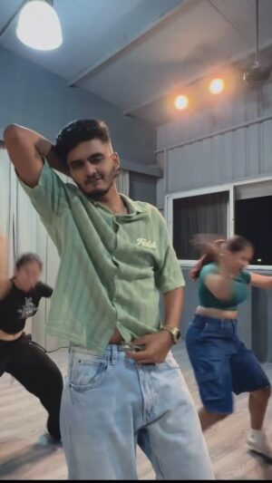 Sai Abhyankkar Instagram - Have we gotten you hooked yet ???? 🪝🪝🪝
Well then have a great time dancing with @abhyankkar 💯 killing it with it his own song, a surprise choreo in the end ❤️❤️❤️

Directed by @akshay.sundher 
DOP @kaushal_dp 
Dance direction @_surenr 
Choreography @anu_viswa 
Asst @shakthivel.19 @yeshwanthshree @thisispavithra_ @thapa07_hotindians