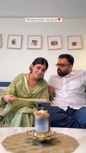 Sakshi Keswani Instagram - Happy valentaaen Day! 
Valentine’s Day ho ya koi special moment, bigbasket laaye pyaar bhari deliveries bas 10 minute mein! Green Flag ke saath, har order ka khaas khayal. ❤️
#Ad #bigbasket #10mindelivery #bigbasket #ValentinesDay