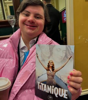 Sally Phillips Instagram - Mother-son bonding on the maiden voyage of #Titanique the musical in which Celine Dion remembers not going down with the ship. Big gay energy, wonderful cast (and audience) and a happy ending at last for Jack and Rose.🌹 🚢🚪🍆🎤🎤🎤🎤🎤🎵✨⭐️🌟🤩