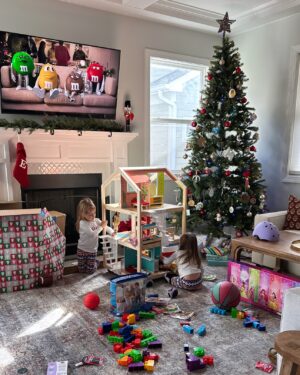 Samantha Droke Instagram - Christmas just keeps getting better and better as they grow! ❤️🥰🎄🎁