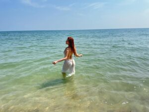 Samantha Melanie Coates Instagram - Wanderin' free, wish I could be
Part of that world🌊
ถ้ารอผอมคงไม่ได้ใส่ ชุดนี้เก็บไว้หลายปีละจนขี้เกียจรอ🫣
