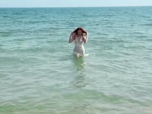 Samantha Melanie Coates Instagram - Wanderin' free, wish I could be
Part of that world🌊
ถ้ารอผอมคงไม่ได้ใส่ ชุดนี้เก็บไว้หลายปีละจนขี้เกียจรอ🫣