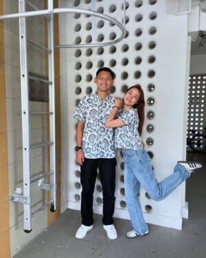 Samantha Tan Instagram - Happy 初一🫶🏻😍 祝你们新年快乐万事如意身体健康龙马精神蛇年大吉HUAT AH! 

没有新衣可是我心有你that’s all that matters right? Keke. Goodnight all 🤍 rest well! 

Photo 2’s Mother’s edit of us — her video editing skills are mad now. 😂💜