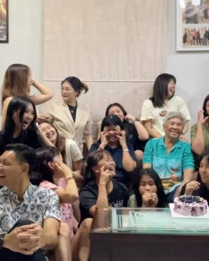 Samantha Tan Instagram - Happy 初一🫶🏻😍 祝你们新年快乐万事如意身体健康龙马精神蛇年大吉HUAT AH! 

没有新衣可是我心有你that’s all that matters right? Keke. Goodnight all 🤍 rest well! 

Photo 2’s Mother’s edit of us — her video editing skills are mad now. 😂💜