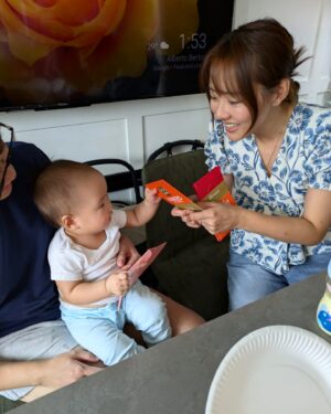 Samantha Tan Instagram - Happy 初一🫶🏻😍 祝你们新年快乐万事如意身体健康龙马精神蛇年大吉HUAT AH! 

没有新衣可是我心有你that’s all that matters right? Keke. Goodnight all 🤍 rest well! 

Photo 2’s Mother’s edit of us — her video editing skills are mad now. 😂💜