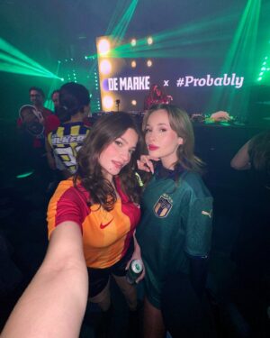 Samira Schoffel Instagram - Forma günü var dediler, rengimizi belli edip geldik. ❤️💛

#davet