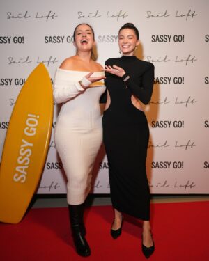 Samira Schoffel Instagram - @sassygo Yılbaşı Partisi! 🎄🥳🍭 

Hosted by @sailloft_tr 

@melissagizemm & @seymasubasi yeni cilt ve saç bakımı markanız için tebrik ederim ve davetiniz için de çok teşekkürler! 💖🎀🌸 Ben Sassy Go! markasının cilt bakımı ürünlerini bir süredir kullanıyorum ve memnun kaldım, tavsiye ederim. ✨🤍

Dress: @gainaistanbul 
Photos: @ertugrultaban 
Hair & Make-up: By me ❤️

Reklam #davet