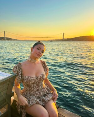 Samira Schoffel Instagram - Yazdan kalma çok güzel bir günden, paylaşmayı unutmuşum. 🙊🧡 Gün batımlarına ve Istanbul’a bayılıyorum. 🫠🌅

Reklam #ad